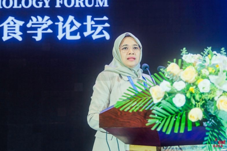 印度尼西亚国立巴查查兰大学教授 Sri Fatimah在第四届世界食学论坛发表演讲
