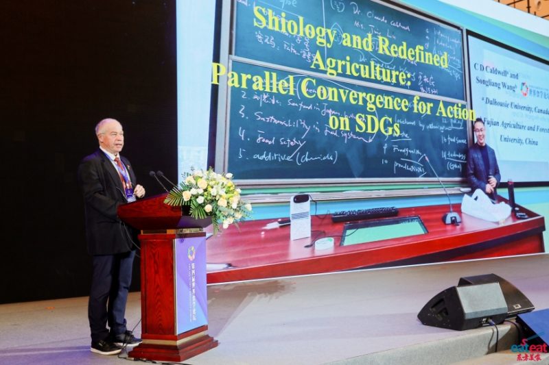 加拿大戴尔豪西大学荣誉教授 Claude Denis Caldwell在第四届世界食学论坛发表演讲